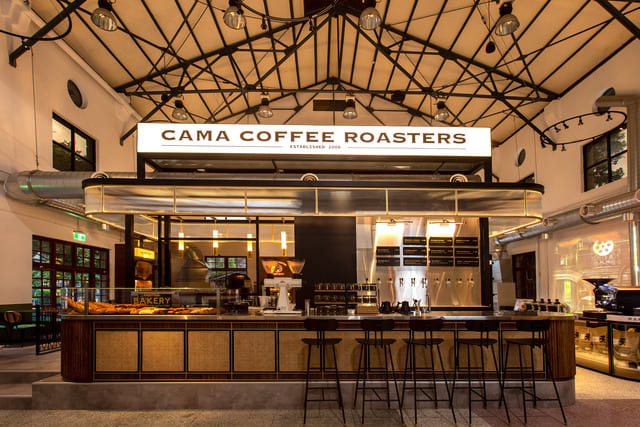 中島吧台位於空間中央，使咖啡調飲成為全場焦點。